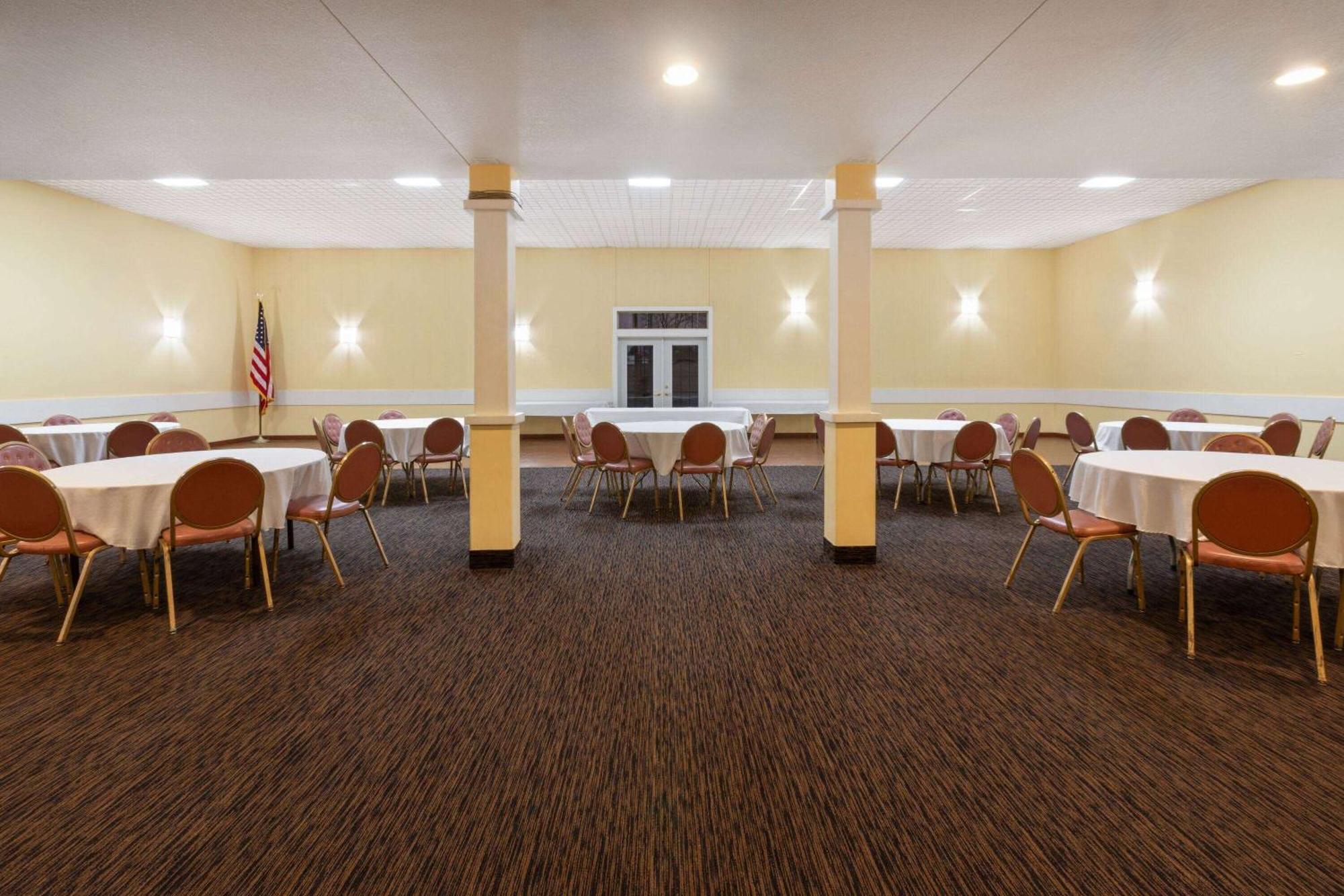 Days Inn By Wyndham Hutchinson Exterior photo